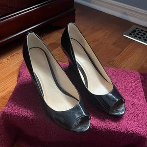 Black patent leather peep toe shoes, size 7.5